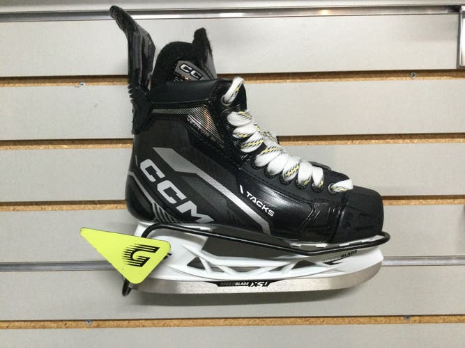 CCM Tacks Vector Plus Hockey Skates Regular Width Size 6 (Used)