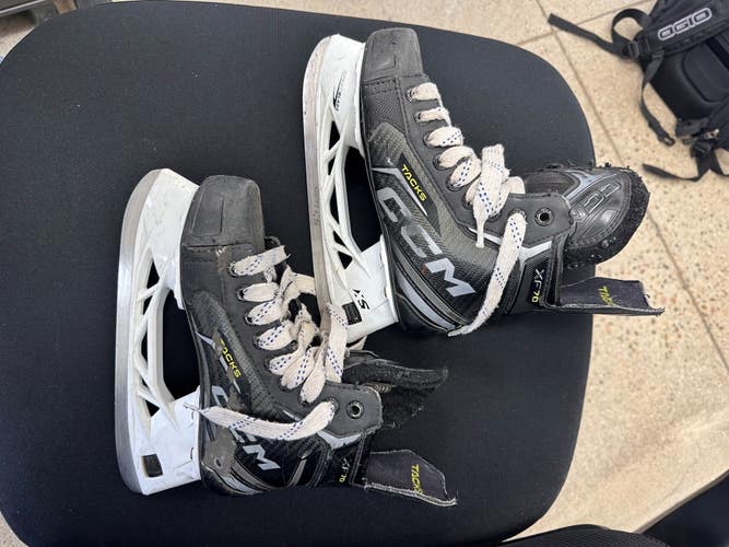 Black/Gray 2024 CCM Tacks XF 70 Hockey Skates Regular Width Size 3 (Used)