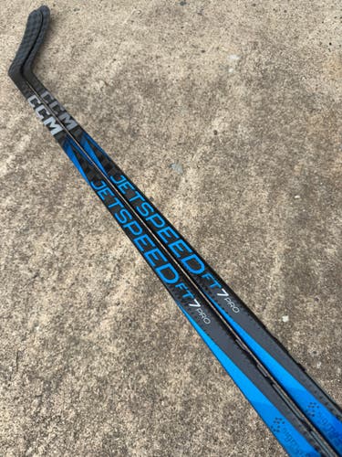 2 Pack CCM JETSPEED FT7 PRO Pro Stock Hockey Stick Grip P28 95 Flex Right 73292