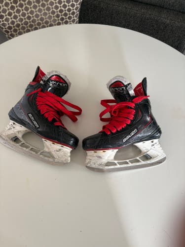 2021 Bauer Vapor 3X Pro Hockey Skates Extra Wide Width Size 2.5 (Used)
