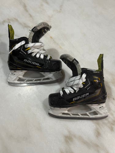 Bauer Supreme M5 Pro Hockey Skates Regular Width Youth 11D (Used)
