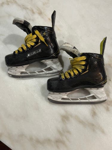 Bauer Supreme 2S Hockey Skates Extra Wide Width Youth 11EE (Used)