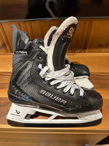 Black 2025 Bauer Vapor Flylite Hockey Skates Regular Width Pro Stock 8.5 (Used)