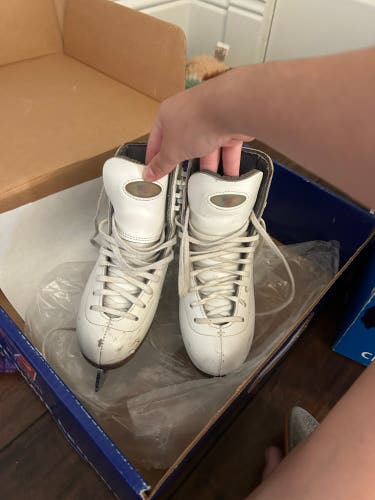 Riedell Figure Skates B Junior 1 (Used)