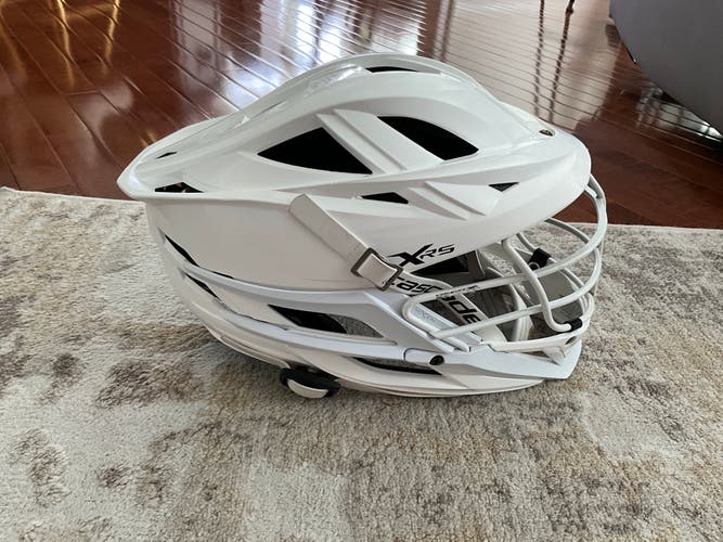 All white youth Cascade XRS Helmet (LIKE NEW) SEND OFFERS, WILLING TO NEGOTIATE