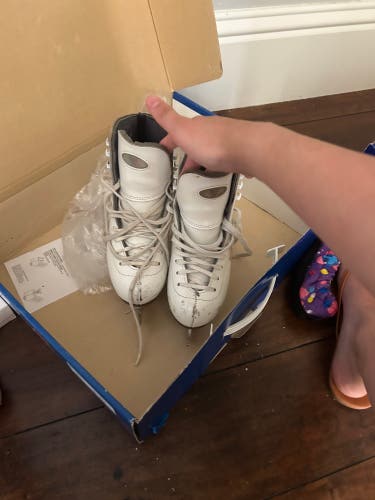 Riedell Figure Skates B Junior 1 (Used)