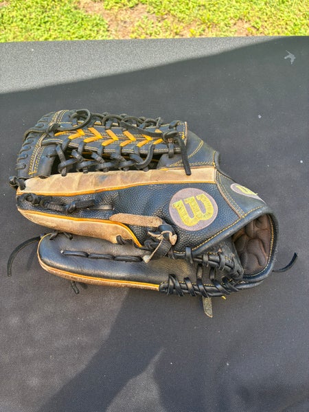 2010 Wilson A2000 LH Outfield Baseball Glove 12.5" (Used)