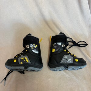 Unisex 1Y (Big Kids / Youth) Burton Freestyle Snowboard Boots (Used)