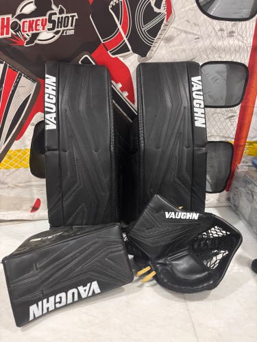 34 + 2 2023 Vaughn SLR3 Pro Carbon Regular Goalie Full Set (Used)