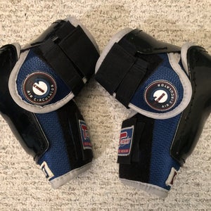 Senior Medium CCM Tacks 852 Elbow Pads (Used)