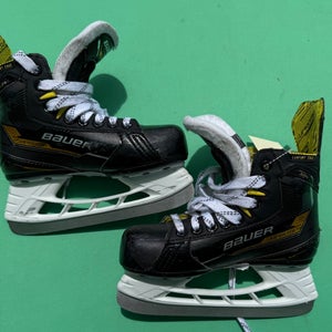 Youth Bauer Supreme M4 Hockey Skates | Size Y13.5