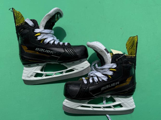 Youth Bauer Supreme M4 Hockey Skates | Size Y13.5
