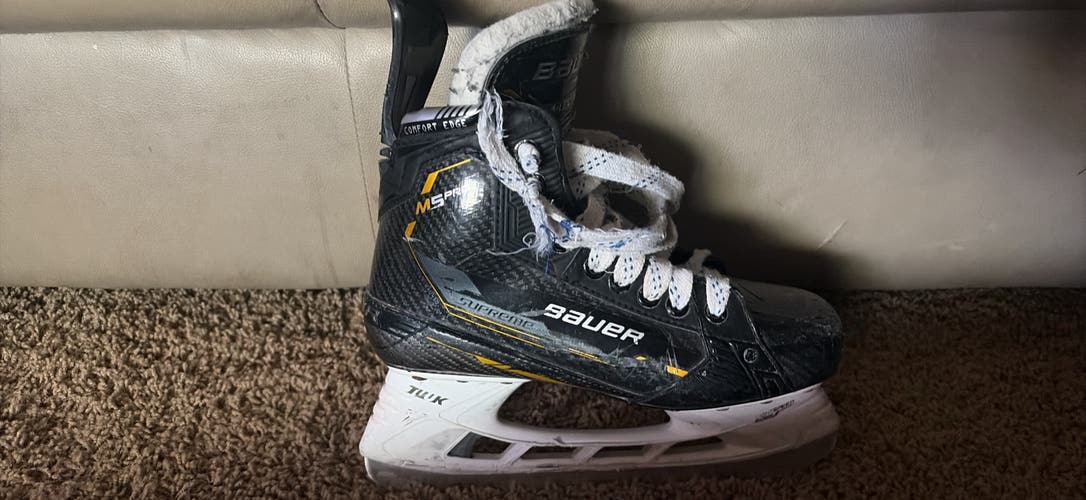 Black 2022 Bauer Supreme M5 Pro Hockey Skates Regular Width 6 (Used)