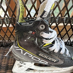 Bauer Vapor 3X Hockey Skates Regular Width Size 1.5 (Used)