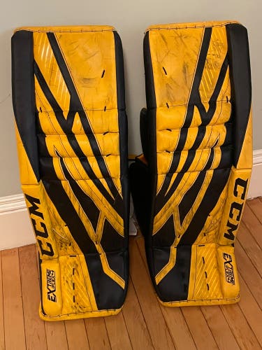 34" CCM Extreme Flex 4 Goalie Leg Pads (Used)