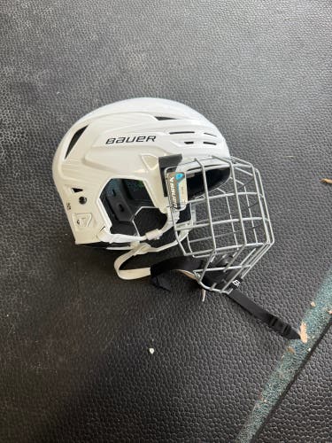 Large Bauer Re-Akt 85 Helmet (New)
