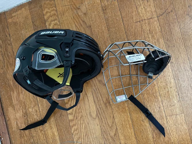 Medium Bauer Re-Akt 75 Helmet (Used)
