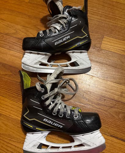 Black Bauer Supreme Elite Hockey Skates Extra Wide Width Size 2.5 (Used)
