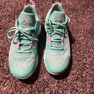 Men's Size M 7.0 (W 8.0) Nike Giannis Immortality 2 Shoes (Used)