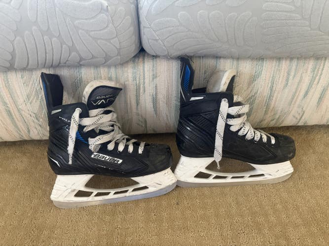 Black 2023 Bauer Vapor VOLT Hockey Skates Size 6 (Used)