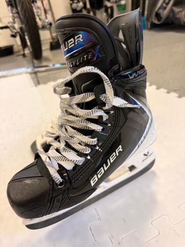 (Very Lightly Used) 2025 Bauer Vapor Flylite Hockey Skates Regular Width Size 6.5 (Used)