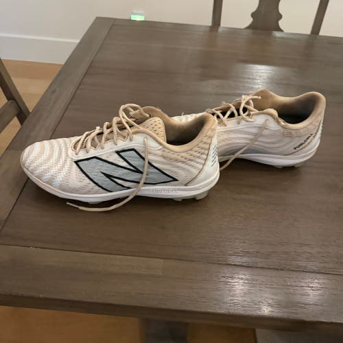 White Men's Size M 12.5 (W 13.5) Adult New Balance Low Top Molded Cleats (Used)