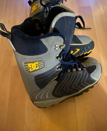 Men's Size M 7.0 (W 8.0) DC Snowboard Boots (Used)