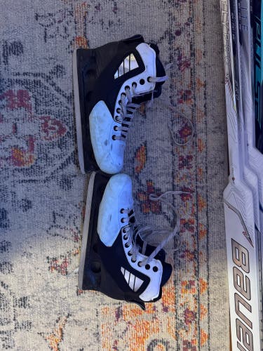 True One Piece Hockey Goalie Skates Regular Width Pro Stock 9.5 (Used)