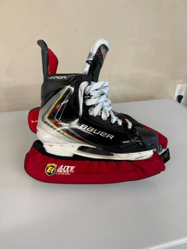 2025 Bauer Vapor Flypro Hockey Skates Regular Width 11 (Used)
