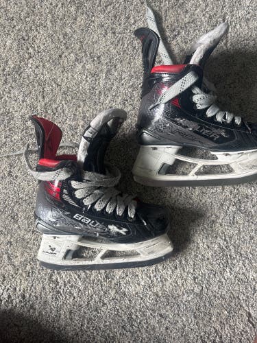 2023 Bauer Vapor X5 Pro Hockey Skates Regular Width Size 1 (Used)