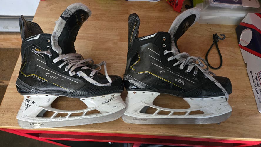 Bauer Supreme M40 Hockey Skates 7.5 (Used)