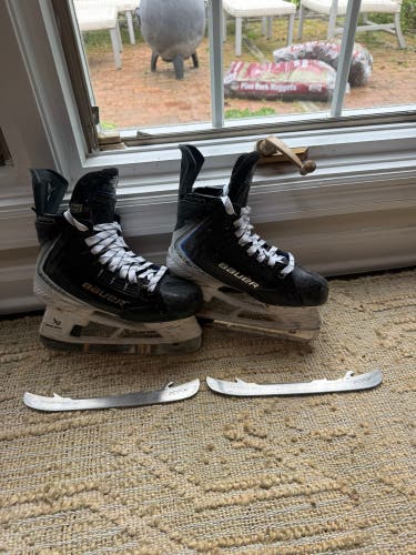 2025 Bauer Vapor Flylite Hockey Skates Extra Wide Width Size 2.5 (Used)