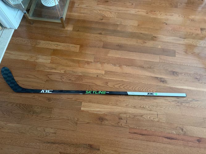 Senior Skyline Pro Right Handed Hockey Stick 85 Flex (New)