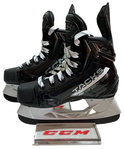 Black CCM Tacks XR Hockey Skates Regular Width Youth 12 (New) 8022