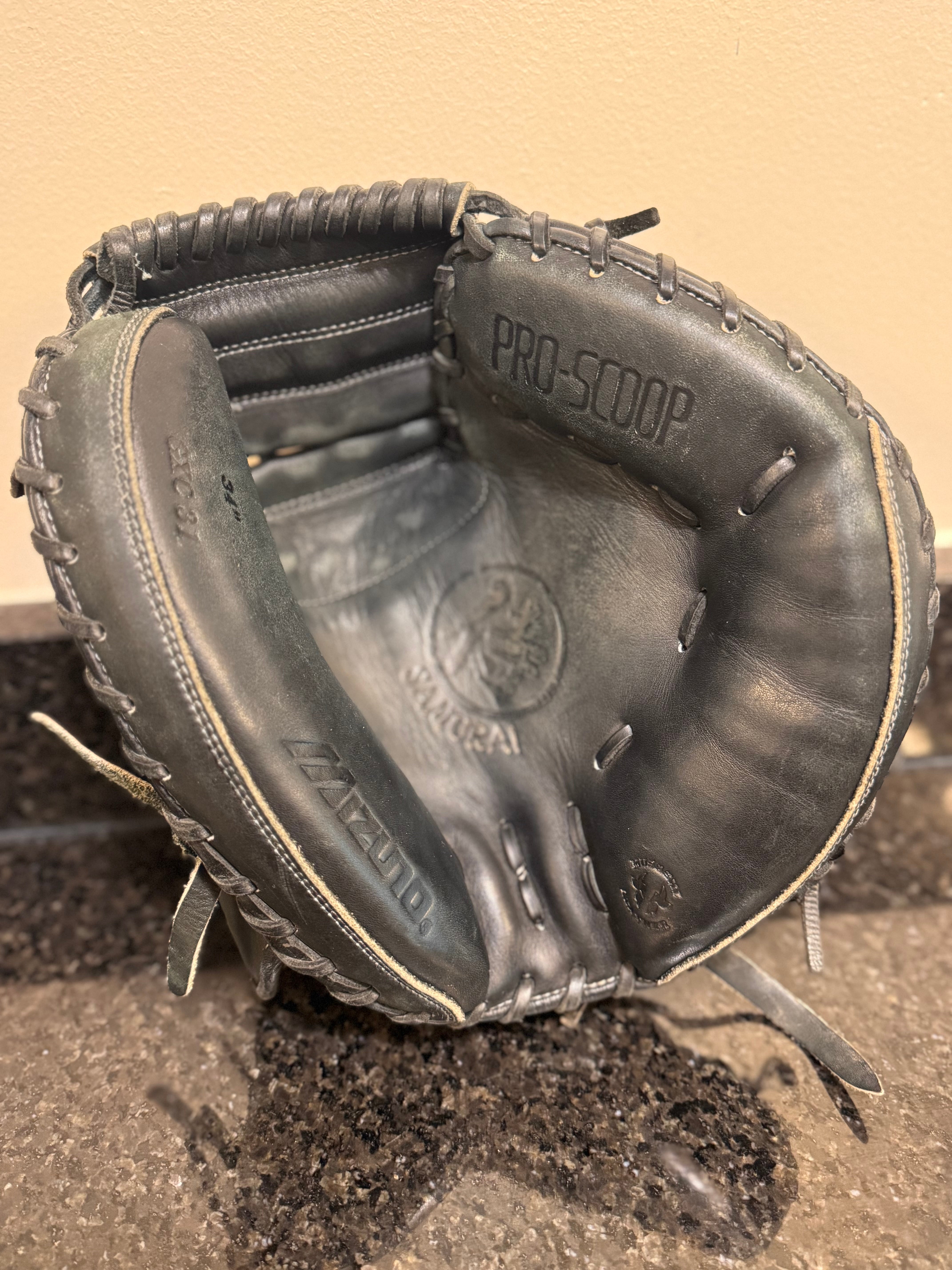Mizuno RH Samurai GXC91 Catcher's Glove 34
