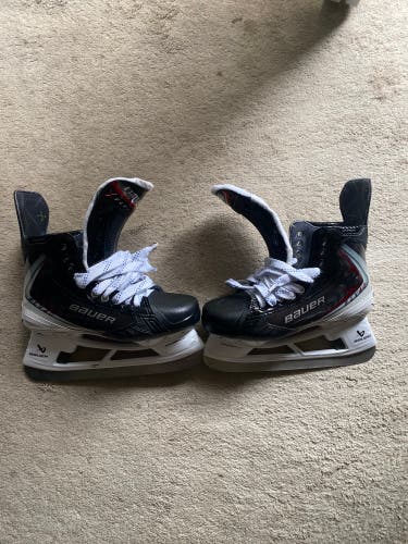 2025 Bauer Vapor Fly40 Hockey Skates Wide Width 7.5 (Used)