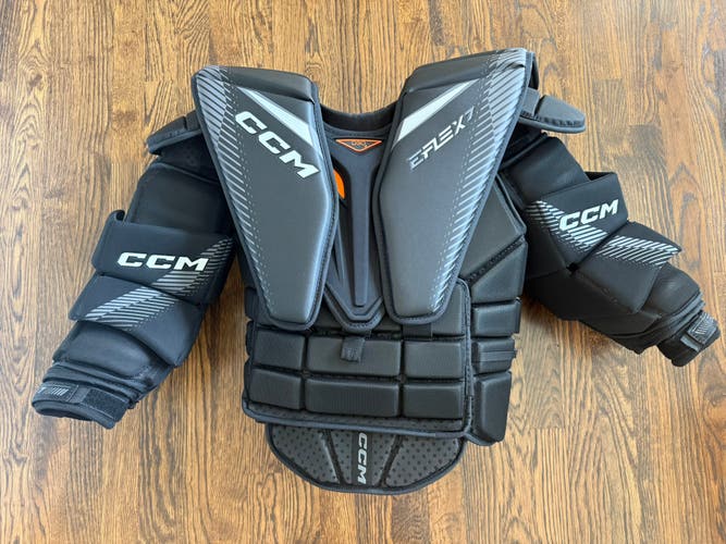 Senior Small 2025 CCM Eflex 7 Chesty (Like New)