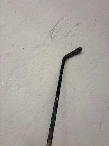 Junior Bauer Twitch Right Handed Hockey Stick P28 65 Flex (Used)