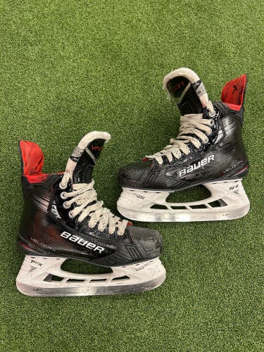 Intermediate Bauer S23 Vapor Velocity (SMU) Hockey Skates | Size 5, Fit 2