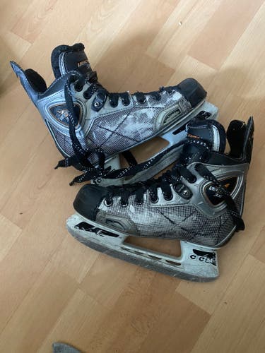CCM vector 3.0 Hockey Skates size 2 good used condition