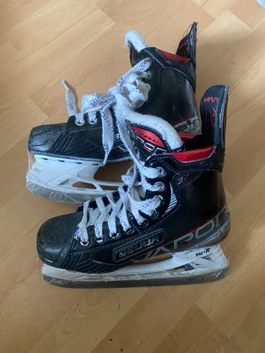 Bauer Vapor 3X Hockey Skates Size 5 (Used)