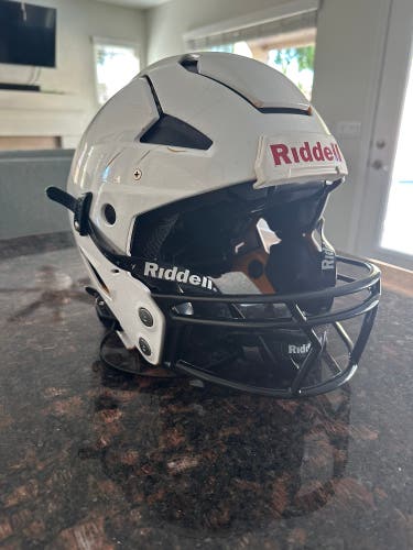 White Adult Extra Large Riddell Axiom Helmet (Used)