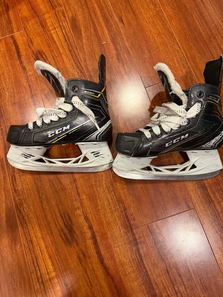 2018 CCM Tacks 9050 Hockey Skates Regular Width Size 1.5 (Used)
