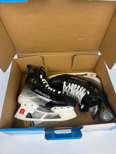 New Size 4.5 Fit 2 Intermediate Bauer Vapor Hyperlite 2 Hockey Skates