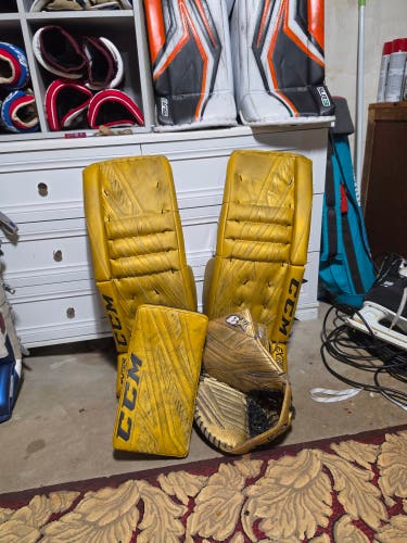 OPEN TOO OFFERS 33" CCM Extreme Flex 4 Regular Goalie Full Set (Used)