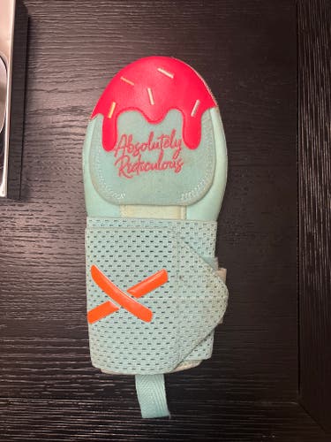 ABSOLUTELY RIDICULOUS MIAMI ICE CREAM SLIDING MITT(Used)