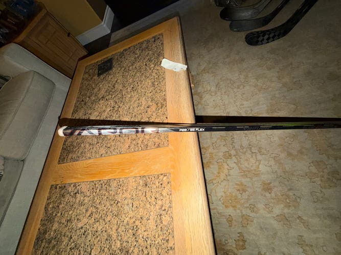 Intermediate Bauer Vapor Hyperlite 2 Left Hand Hockey Stick P28 55 Flex (Used)