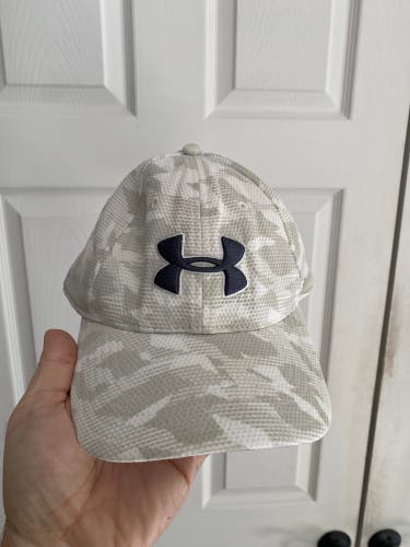 Under Armour white and gray flex fit hat - Size LG - XL