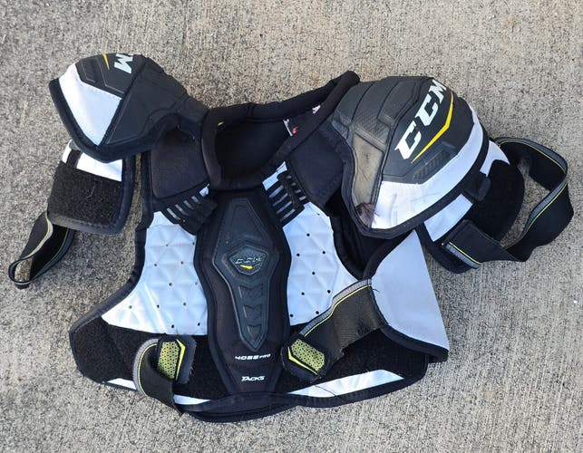 Medium Junior CCM Tacks 4052 Shoulder Pads (Used)