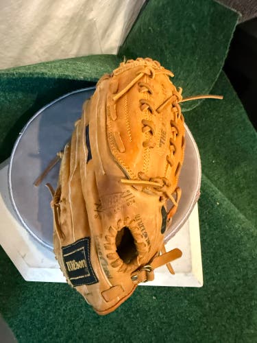 Wilson A2000 RH Baseball Glove 12" (Used)